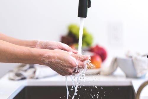 Large single basin/tub kitchen sink makes it easy to wash dishes