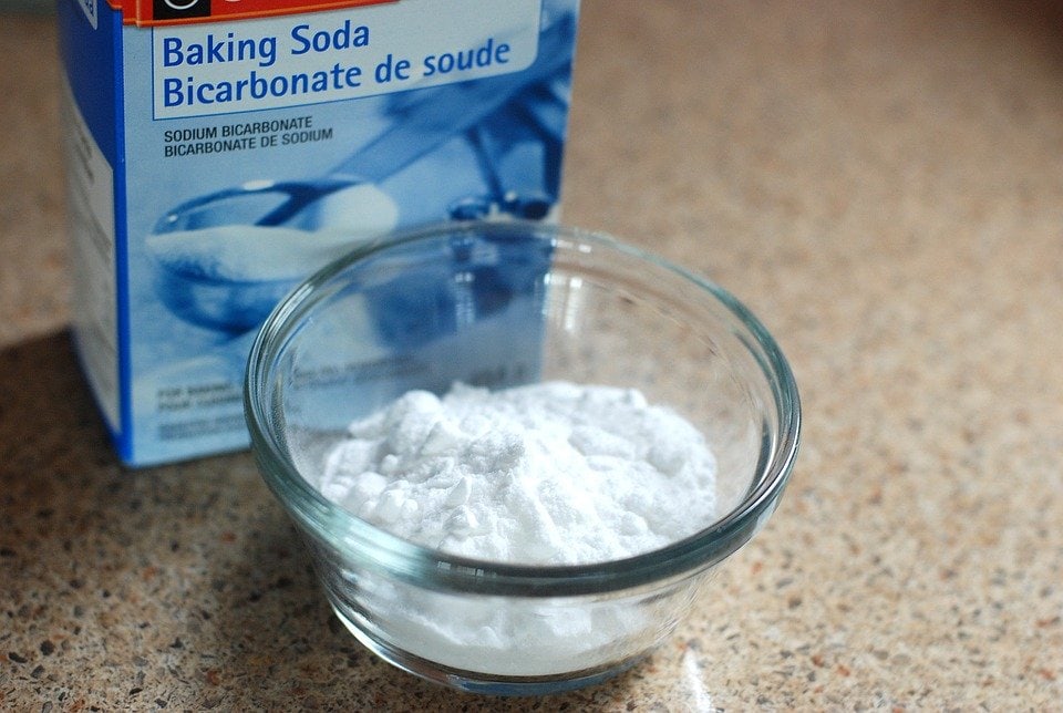 Unclog a toilet with baking soda natural