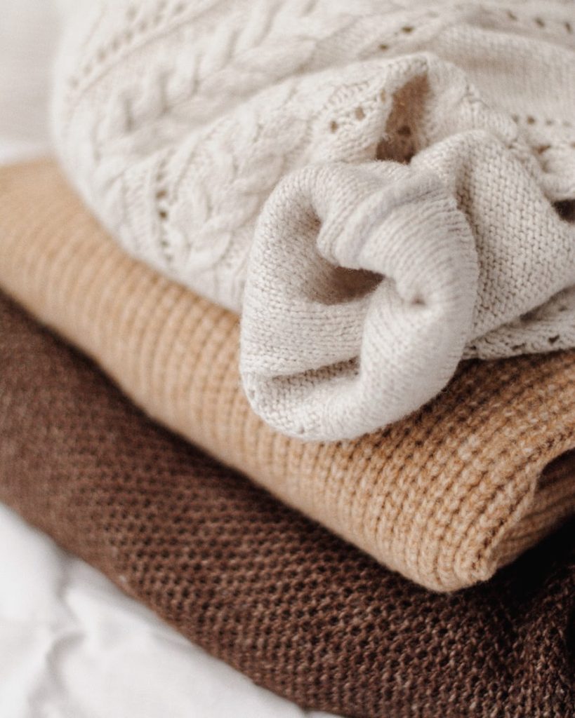 throw blankets in brown and white colors