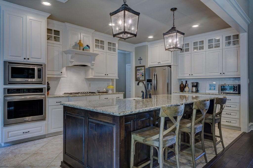 Farmhouse kitchen with hanging farmhouse light fixtures