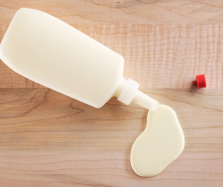 Does Glue Conduct Electricity? What You Should Know - swankyden.com