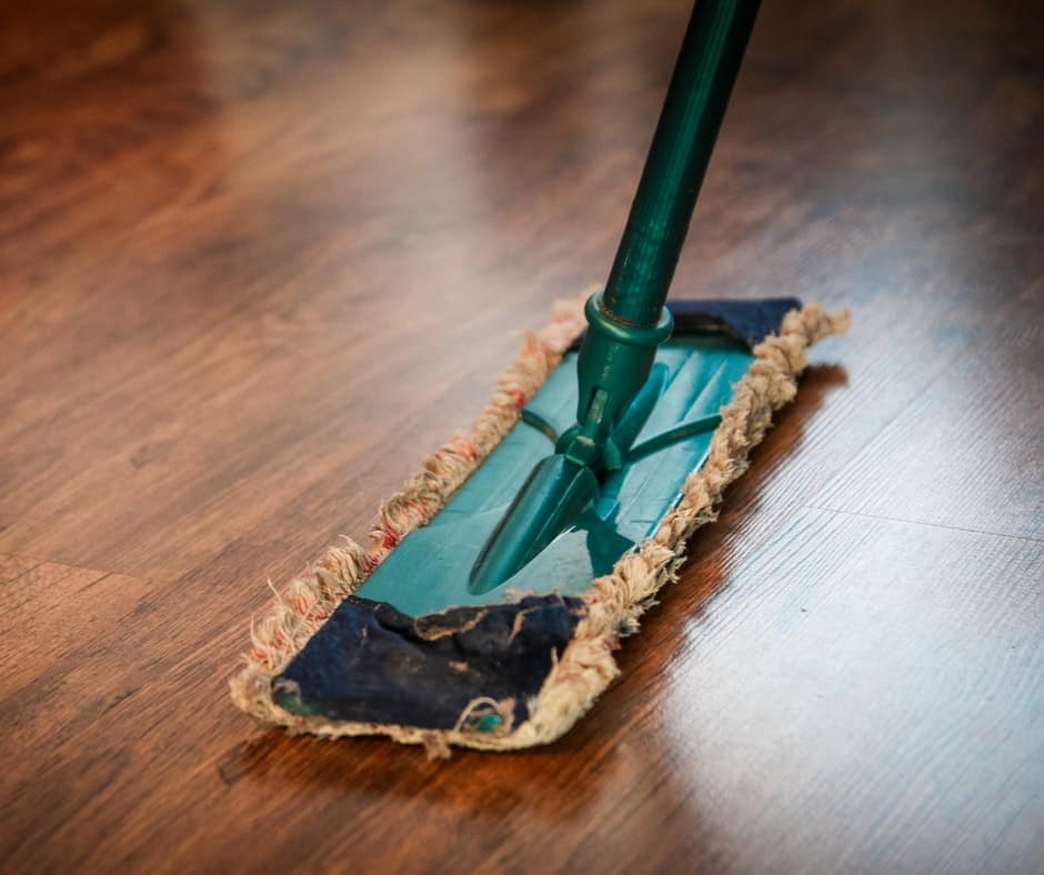 Cleaning cloth attached to a handle