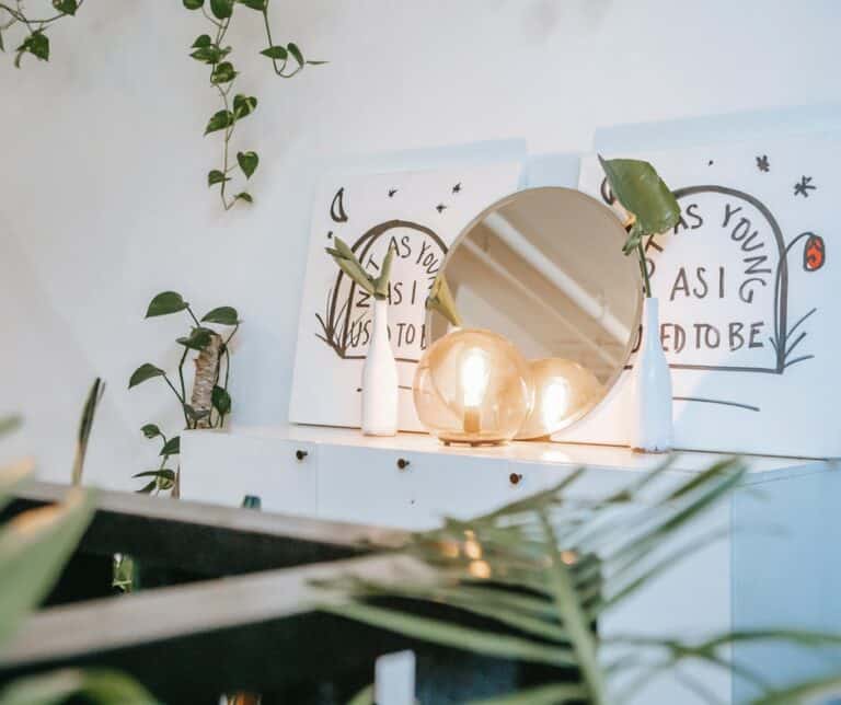 5 Mirror Over Dresser Ideas a Decorator Would Use in 2022