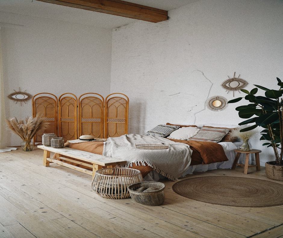 Rustic bedroom decorated with wooden pieces, natural fibers and plants