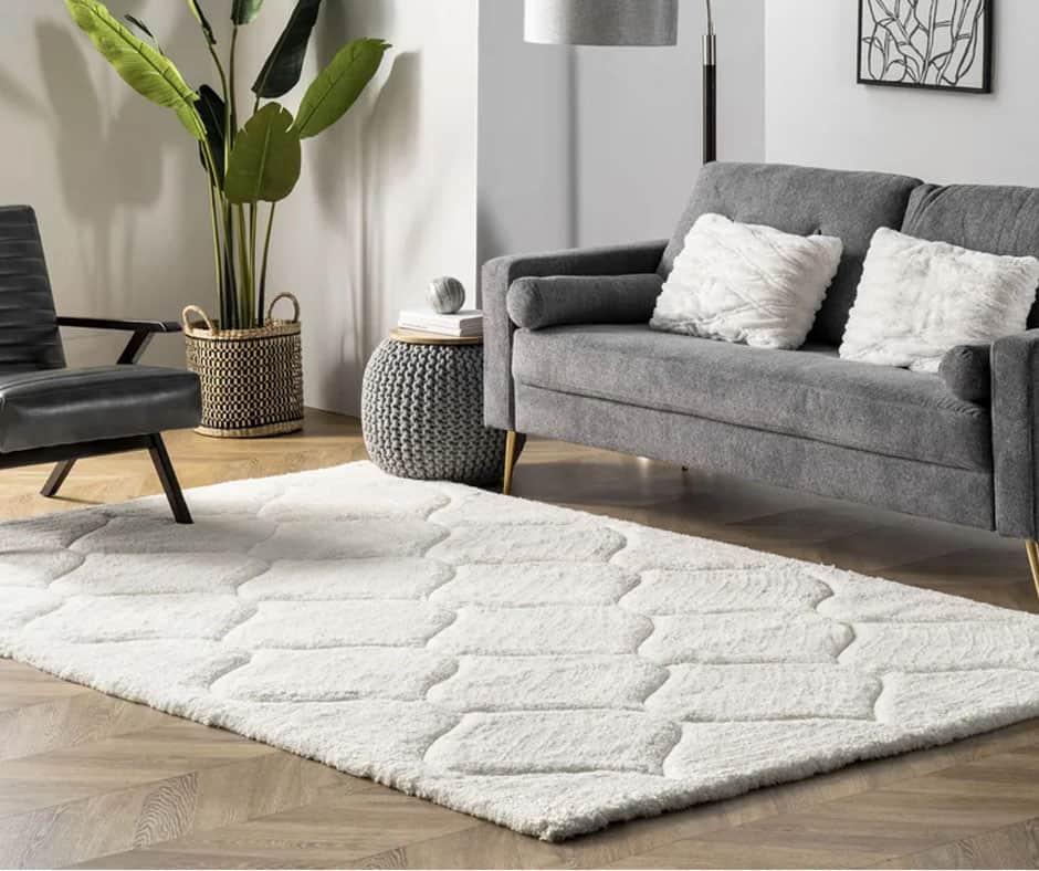 Living room with a solid white geometric rug